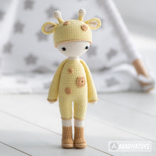Charger l'image dans la galerie, Friendy Sonya the Giraffe from "AradiyaToys Friendies" collection / doll crochet pattern by AradiyaToys (Amigurumi tutorial PDF file)