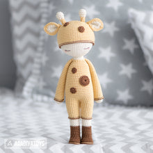 Charger l'image dans la galerie, Friendy Sonya the Giraffe from "AradiyaToys Friendies" collection / doll crochet pattern by AradiyaToys (Amigurumi tutorial PDF file)