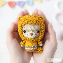 Charger l'image dans la galerie, Circus Minis from “AradiyaToys Minis” collection / crochet patterns by AradiyaToys (Amigurumi tutorial PDF file) / crochet circus / clown