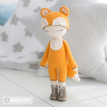 Charger l'image dans la galerie, Friendy Laura the Fox from "AradiyaToys Friendies" collection / doll crochet pattern by AradiyaToys (Amigurumi tutorial PDF file)
