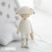 Charger l'image dans la galerie, Friendy Wendy the Lamb from "AradiyaToys Friendies" collection / doll crochet pattern by AradiyaToys (Amigurumi tutorial PDF file)