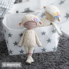 Charger l'image dans la galerie, Friendy Wendy the Lamb from "AradiyaToys Friendies" collection / doll crochet pattern by AradiyaToys (Amigurumi tutorial PDF file)