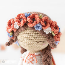 Charger l'image dans la galerie, Friendy Lesia la poupée ukrainienne et son coq incassable de la collection "AradiyaToys Friendies" / modèle au crochet (Tutoriel amigurumi au format PDF) / crochet Ukraine