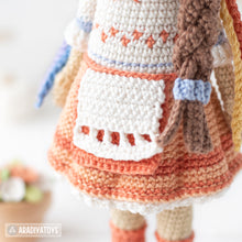 Charger l'image dans la galerie, Friendy Lesia la poupée ukrainienne et son coq incassable de la collection "AradiyaToys Friendies" / modèle au crochet (Tutoriel amigurumi au format PDF) / crochet Ukraine