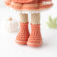 Charger l'image dans la galerie, Friendy Lesia la poupée ukrainienne et son coq incassable de la collection "AradiyaToys Friendies" / modèle au crochet (Tutoriel amigurumi au format PDF) / crochet Ukraine