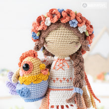Charger l'image dans la galerie, Friendy Lesia la poupée ukrainienne et son coq incassable de la collection "AradiyaToys Friendies" / modèle au crochet (Tutoriel amigurumi au format PDF) / crochet Ukraine