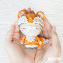 Charger l'image dans la galerie, Mini Laura the Fox from "AradiyaToys Minis” collection / mini doll crochet pattern by AradiyaToys (Amigurumi tutorial PDF file)