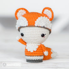 Charger l'image dans la galerie, Mini Laura the Fox from "AradiyaToys Minis” collection / mini doll crochet pattern by AradiyaToys (Amigurumi tutorial PDF file)