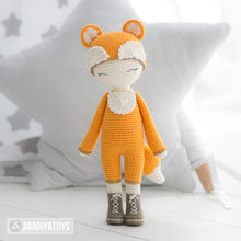 Charger l'image dans la galerie, Friendy Laura the Fox from "AradiyaToys Friendies" collection / doll crochet pattern by AradiyaToys (Amigurumi tutorial PDF file)