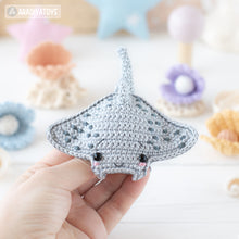 Laden Sie das Bild in den Galerie-Viewer, manta ray crochet pattern stingray amigurumi tutorial by AradiyaToys mini kingdom crochet stingray DIY file handmade PDF amigurumi pattern
