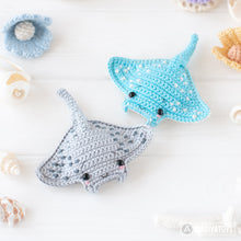 Laden Sie das Bild in den Galerie-Viewer, manta ray crochet pattern stingray amigurumi tutorial by AradiyaToys mini kingdom crochet stingray DIY file handmade PDF amigurumi pattern

