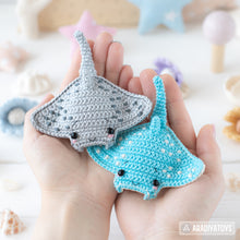 Laden Sie das Bild in den Galerie-Viewer, manta ray crochet pattern stingray amigurumi tutorial by AradiyaToys mini kingdom crochet stingray DIY file handmade PDF amigurumi pattern
