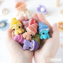 Laden Sie das Bild in den Galerie-Viewer, kawaii mollusc crochet pattern baby octopus amigurumi tutorial by AradiyaToys mini kingdom crochet DIY file handmade PDF amigurumi pattern
