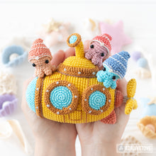 Cargar imagen en el visor de la galería, 7-in-1 deep ocean crochet pattern amigurumi by AradiyaToys mini kingdom submarine whale shark jellyfish diver crochet tutorial DIY PDF file
