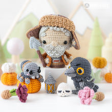 Carica l&#39;immagine nel visualizzatore di Gallery, 4-in-1 halloween night crochet pattern graveyard amigurumi tutorial AradiyaToys mini kingdom DIY raven spider zombie howto digital PDF file
