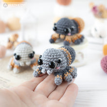 Cargar imagen en el visor de la galería, baby spider crochet pattern halloween amigurumi tutorial AradiyaToys mini kingdom crochet tarantula DIY file handmade PDF amigurumi pattern
