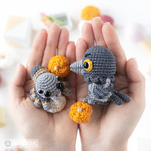 Carica l&#39;immagine nel visualizzatore di Gallery, 4-in-1 halloween night crochet pattern graveyard amigurumi tutorial AradiyaToys mini kingdom DIY raven spider zombie howto digital PDF file
