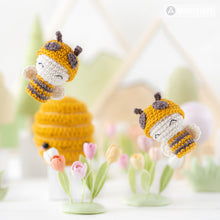 Carica l&#39;immagine nel visualizzatore di Gallery, 2-in-1 amigurumi beehive with bees crochet pattern by AradiyaToys mini kingdom beehive crochet DIY tutorial PDF file handmade bee amigurumi
