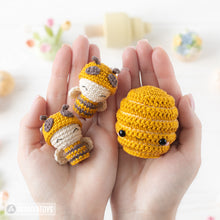Carica l&#39;immagine nel visualizzatore di Gallery, 2-in-1 amigurumi beehive with bees crochet pattern by AradiyaToys mini kingdom beehive crochet DIY tutorial PDF file handmade bee amigurumi
