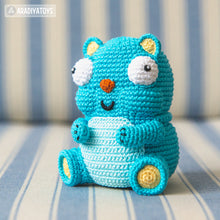 Afbeelding in Gallery-weergave laden, Bear Diego from “AradiyaToys Design” collection / cute bear crochet pattern by AradiyaToys (Amigurumi tutorial PDF file)
