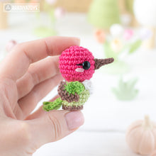 Załaduj obraz do przeglądarki galerii, hummingbird crochet pattern PDF amigurumi bird toy DIY tutorial flower field mini kingdom garden animal instant download pattern bird lovers
