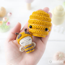 Carica l&#39;immagine nel visualizzatore di Gallery, 2-in-1 amigurumi beehive with bees crochet pattern by AradiyaToys mini kingdom beehive crochet DIY tutorial PDF file handmade bee amigurumi
