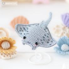 Laden Sie das Bild in den Galerie-Viewer, manta ray crochet pattern stingray amigurumi tutorial by AradiyaToys mini kingdom crochet stingray DIY file handmade PDF amigurumi pattern
