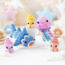Cargar imagen en el visor de la galería, 7-in-1 deep ocean crochet pattern amigurumi by AradiyaToys mini kingdom submarine whale shark jellyfish diver crochet tutorial DIY PDF file
