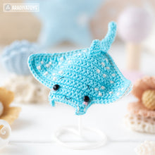 Laden Sie das Bild in den Galerie-Viewer, manta ray crochet pattern stingray amigurumi tutorial by AradiyaToys mini kingdom crochet stingray DIY file handmade PDF amigurumi pattern
