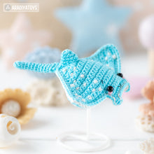 Laden Sie das Bild in den Galerie-Viewer, manta ray crochet pattern stingray amigurumi tutorial by AradiyaToys mini kingdom crochet stingray DIY file handmade PDF amigurumi pattern
