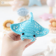 Laden Sie das Bild in den Galerie-Viewer, manta ray crochet pattern stingray amigurumi tutorial by AradiyaToys mini kingdom crochet stingray DIY file handmade PDF amigurumi pattern
