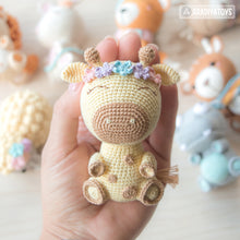 Load image into Gallery viewer, Crochet Pattern of Giraffe Ellie from &quot;AradiyaToys Design&quot; (Amigurumi tutorial PDF file) / cute giraffe crochet pattern by AradiyaToys
