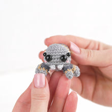 Cargar y reproducir el video en el visor de la galería, baby spider crochet pattern halloween amigurumi tutorial AradiyaToys mini kingdom crochet tarantula DIY file handmade PDF amigurumi pattern

