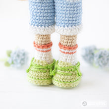 Load image into Gallery viewer, Friendy Sadie with Melody Dino from &quot;AradiyaToys Friendies&quot; collection, crochet doll pattern (Amigurumi tutorial PDF file), denim overalls
