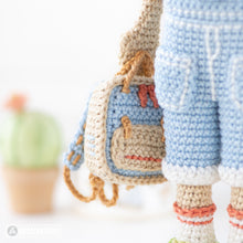 Charger l&#39;image dans la galerie, Friendy Sadie with Melody Dino from &quot;AradiyaToys Friendies&quot; collection, crochet doll pattern (Amigurumi tutorial PDF file), denim overalls
