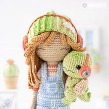 Indlæs billede til gallerivisning Friendy Sadie with Melody Dino from &quot;AradiyaToys Friendies&quot; collection, crochet doll pattern (Amigurumi tutorial PDF file), denim overalls
