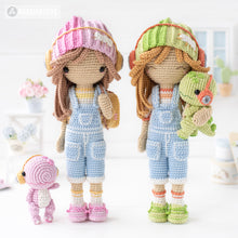 Afbeelding in Gallery-weergave laden, Friendy Sadie with Melody Dino from &quot;AradiyaToys Friendies&quot; collection, crochet doll pattern (Amigurumi tutorial PDF file), denim overalls
