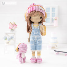Charger l&#39;image dans la galerie, Friendy Sadie with Melody Dino from &quot;AradiyaToys Friendies&quot; collection, crochet doll pattern (Amigurumi tutorial PDF file), denim overalls
