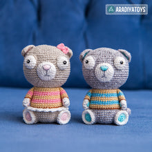 Załaduj obraz do przeglądarki galerii, Crochet Pattern of Scottish Fold Cats Luigi and Fiona from &quot;AradiyaToys Design&quot; (Amigurumi tutorial PDF file) / cat crochet pattern
