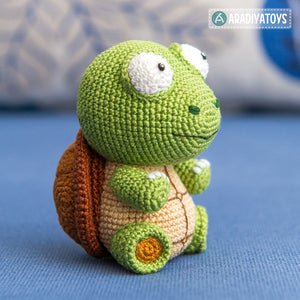 Turtle Gina from “AradiyaToys Design” collection / cute turtle crochet pattern by AradiyaToys (Amigurumi tutorial PDF file)