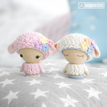 Załaduj obraz do przeglądarki galerii, Mini Wendy the Lamb from &quot;AradiyaToys Minis” collection / small doll crochet pattern by AradiyaToys (Amigurumi tutorial PDF file)
