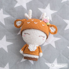 Charger l&#39;image dans la galerie, Mini Annie the Deer from &quot;AradiyaToys Minis” collection / little doll crochet pattern by AradiyaToys (Amigurumi tutorial PDF file)
