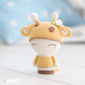 Mini Sonya the Giraffe from "AradiyaToys Minis” collection / toy crochet pattern by AradiyaToys (Amigurumi tutorial PDF file)