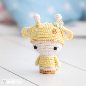 Mini Sonya the Giraffe from "AradiyaToys Minis” collection / toy crochet pattern by AradiyaToys (Amigurumi tutorial PDF file)