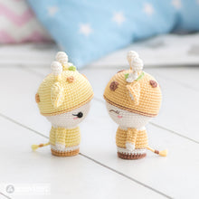 Load image into Gallery viewer, Mini Sonya the Giraffe from &quot;AradiyaToys Minis” collection / toy crochet pattern by AradiyaToys (Amigurumi tutorial PDF file)
