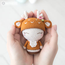 Załaduj obraz do przeglądarki galerii, Mini Annie the Deer from &quot;AradiyaToys Minis” collection / little doll crochet pattern by AradiyaToys (Amigurumi tutorial PDF file)
