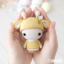 Afbeelding in Gallery-weergave laden, Mini Sonya the Giraffe from &quot;AradiyaToys Minis” collection / toy crochet pattern by AradiyaToys (Amigurumi tutorial PDF file)
