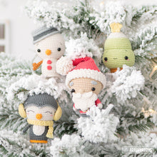 Cargar imagen en el visor de la galería, Conjunto Minis de Navidad de la colección “Minis de AradiyaToys” / patrón de crochet de AradiyaToys (tutorial de Amigurumi en fichero PDF) / Santa, Pingüino, Muñeco de nieve y Árbol de Navidad
