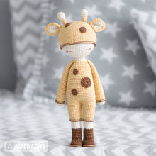 Charger l&#39;image dans la galerie, Friendy Sonya the Giraffe from &quot;AradiyaToys Friendies&quot; collection / doll crochet pattern by AradiyaToys (Amigurumi tutorial PDF file)

