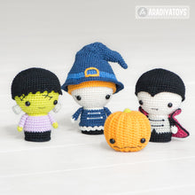 Laden Sie das Bild in den Galerie-Viewer, Halloween Minis set from “AradiyaToys Minis” collection / crochet pattern by AradiyaToys (Amigurumi tutorial PDF file)
